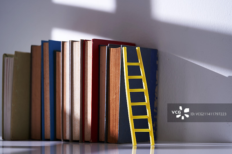 靠在书上的迷你梯子，马来西亚图片素材