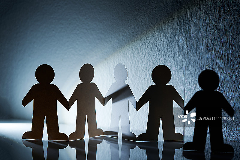 手牵手的剪纸小人，团队合作概念，马来西亚图片素材