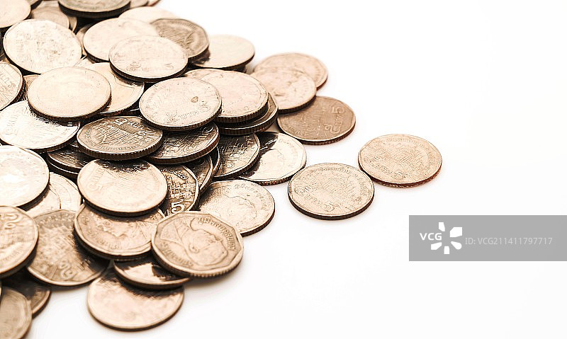 白色背景上的硬币特写图片素材