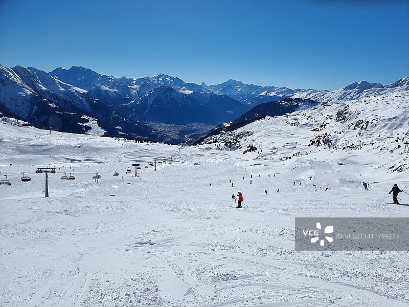 在瑞士贝特默阿尔卑雪山滑雪的人们图片素材