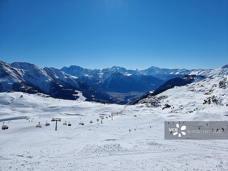 贝特默阿尔卑雪山蓝天风光，瑞士图片素材