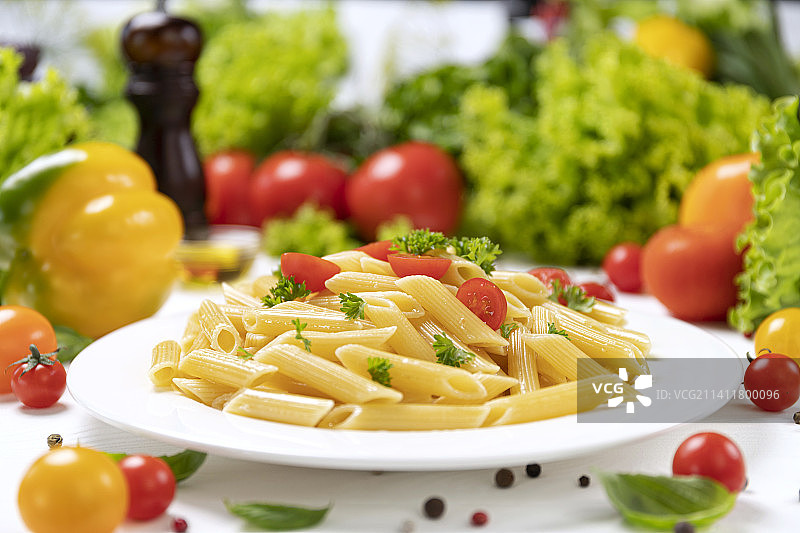 番茄罗勒意大利面图片素材