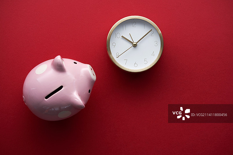 小猪存钱罐和闹钟的俯视图，马来西亚图片素材
