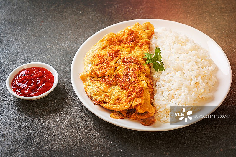 高角度的食物在盘子上的桌子图片素材