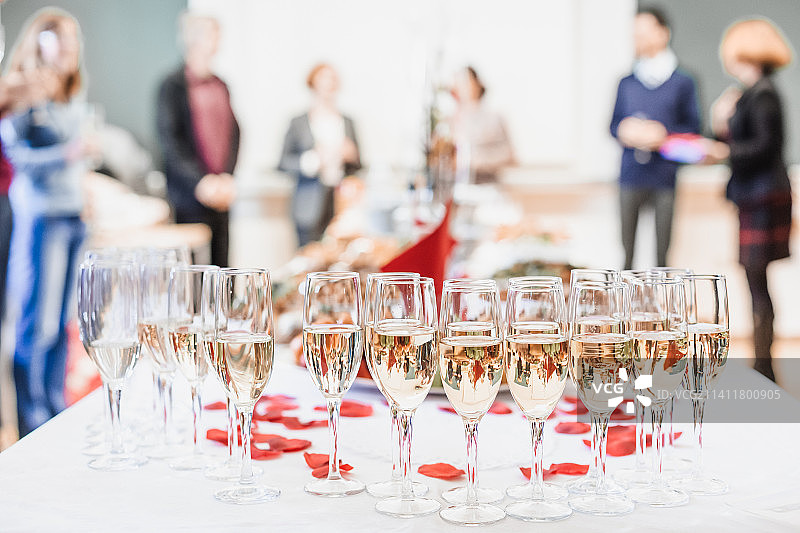 宴会活动餐桌上的酒杯、小吃和鸡尾酒图片素材