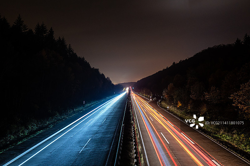 德国凯泽斯劳滕夜晚高速公路上的光轨高角度景观图片素材