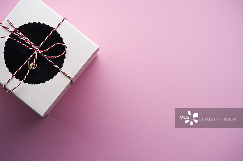 粉色背景下的礼品盒顶视图，马来西亚图片素材
