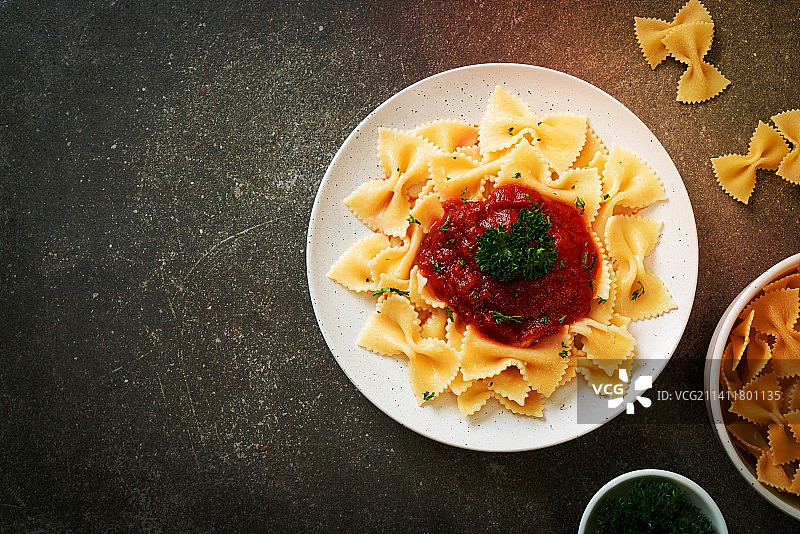 番茄酱欧芹蝴蝶面图片素材