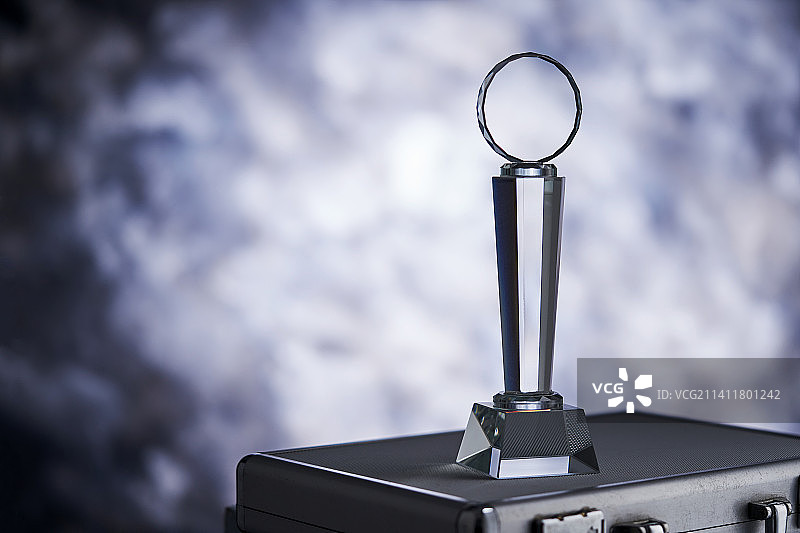 公文包顶部的奖杯，马来西亚图片素材