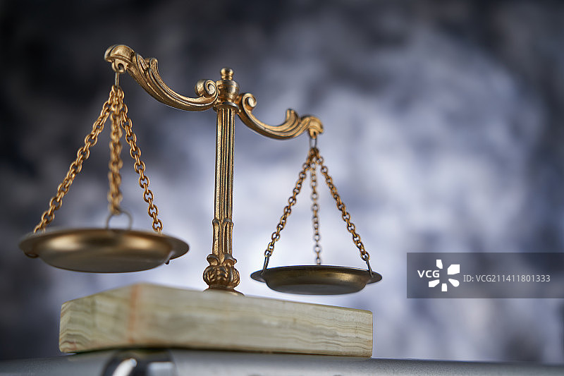 灰色背景下的天秤座秤特写，马来西亚图片素材