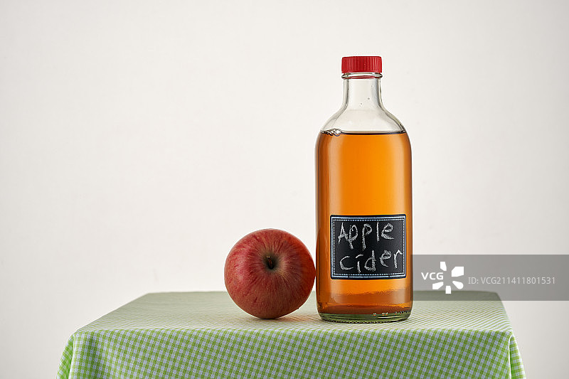 白色背景方格布上的苹果醋，马来西亚图片素材