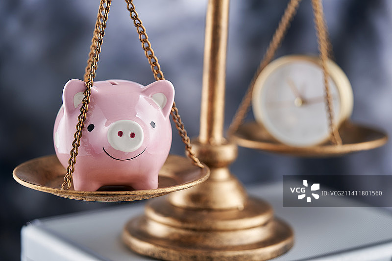 储蓄罐和闹钟的平衡—时间和金钱，马来西亚图片素材