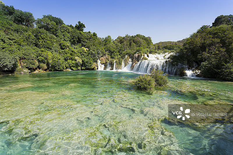 晴空下的瀑布美景图片素材