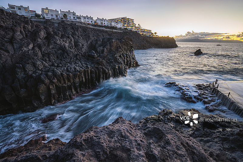 圣地亚哥港海滨小镇与悬崖图片素材