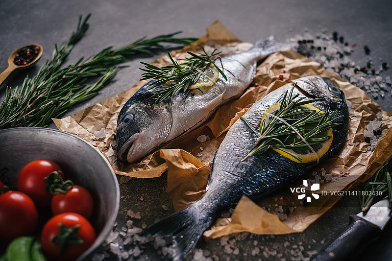 美味的香煎多拉多鱼配蔬菜和香料图片素材
