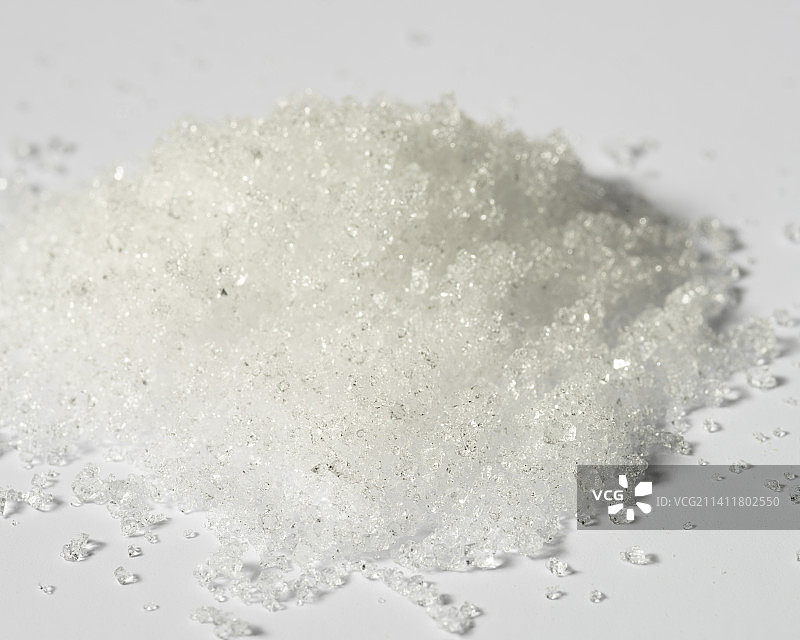 明矾粉，白色背景上的钾明矾粉图片素材