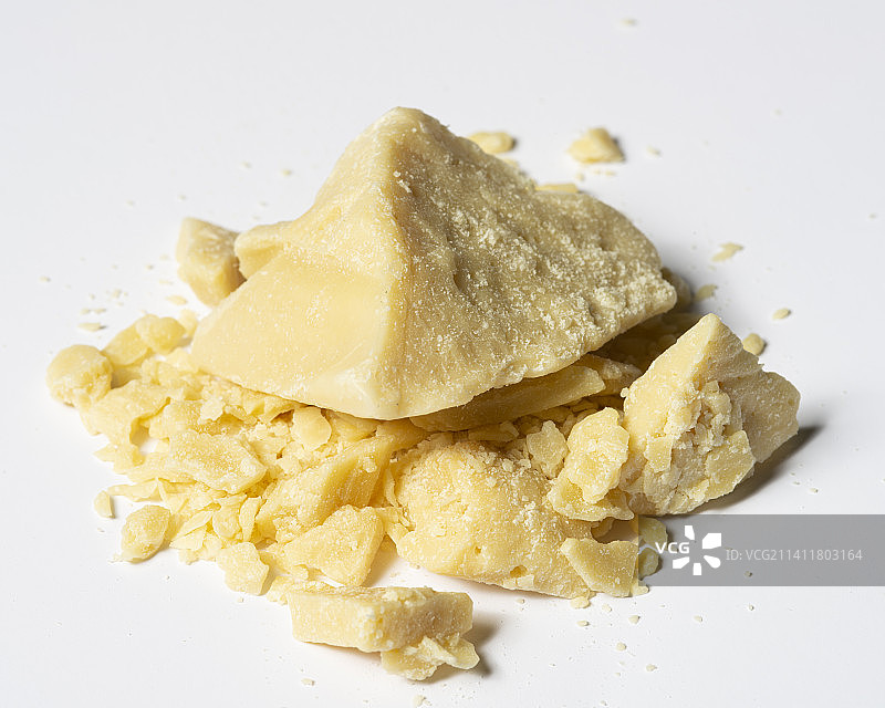 白色背景上的可可脂块图片素材