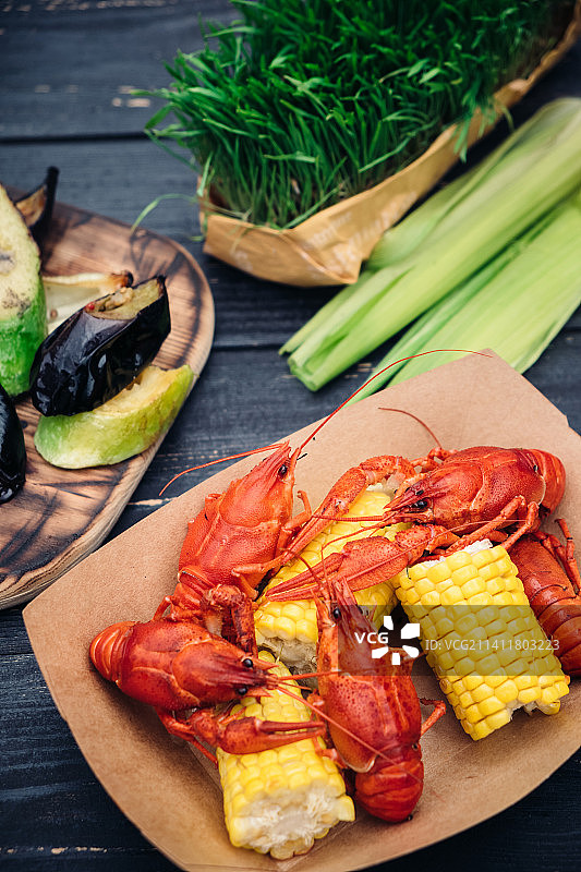 餐桌上食物的高角视角图片素材