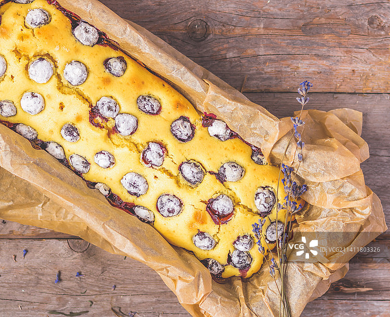 希腊格雷西亚的桌子上苹果派的高角度视图图片素材