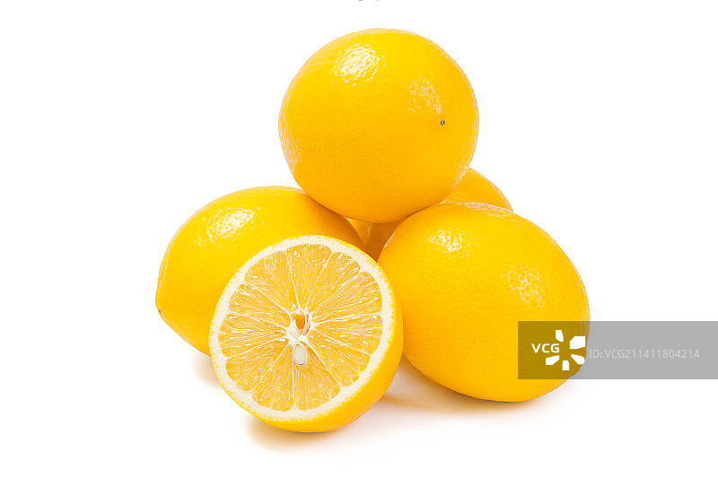 白色背景下的柠檬特写图片素材