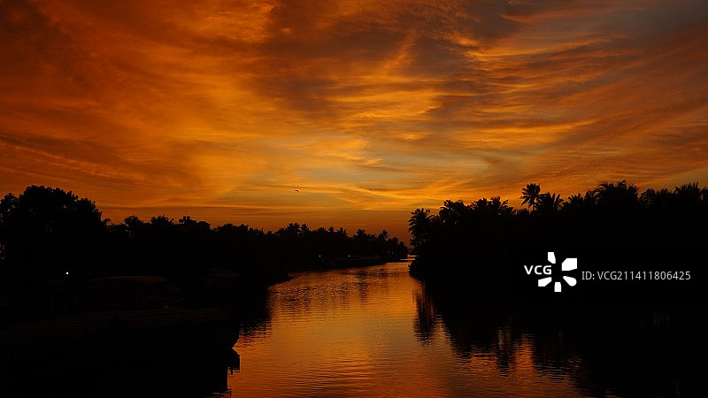 喀拉拉邦库马拉孔的橙色天空湖泊风光，印度图片素材