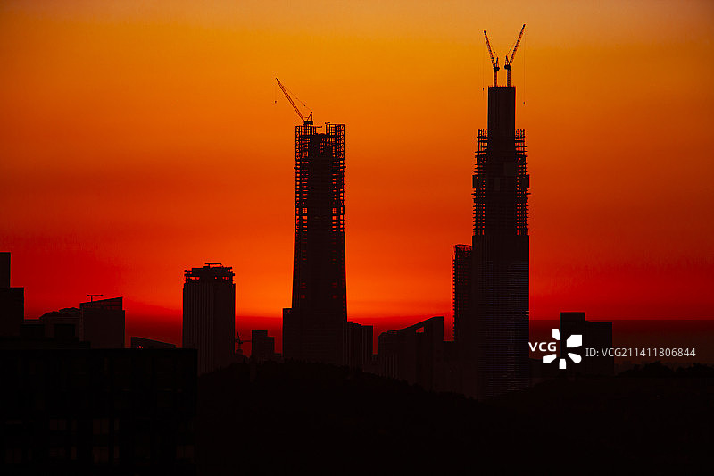落日下的泉城CBD剪影图片素材