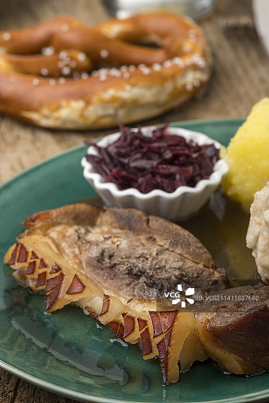 德国：桌子上盘中的食物特写图片素材