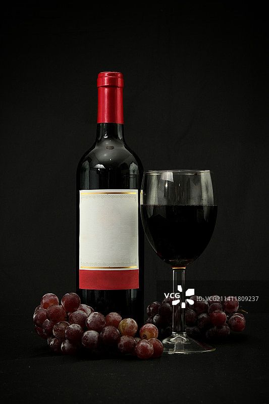巴西马蒂纽斯：葡萄酒、酒杯与葡萄串。图片素材