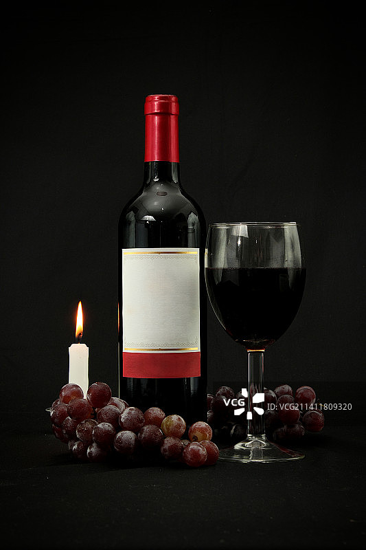 葡萄酒瓶、酒杯、葡萄和蜡烛，巴西马蒂纽斯图片素材