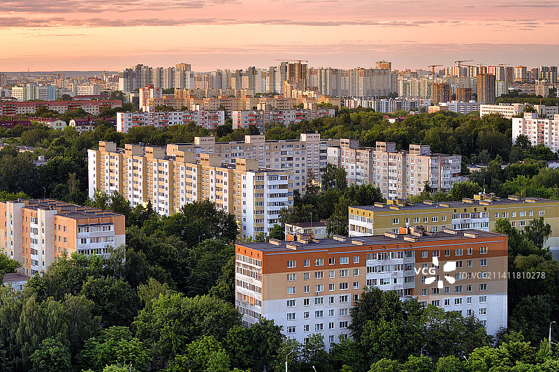 日落时明斯克建筑群俯视图，白俄罗斯图片素材