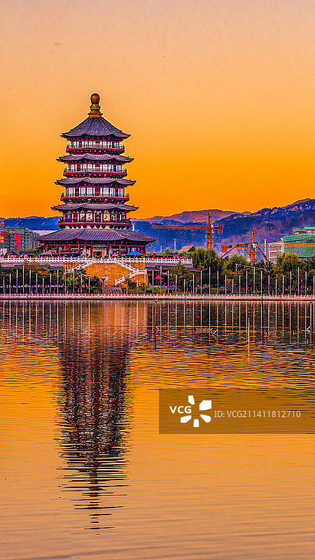 夕阳下的临沧玉龙湖图片素材