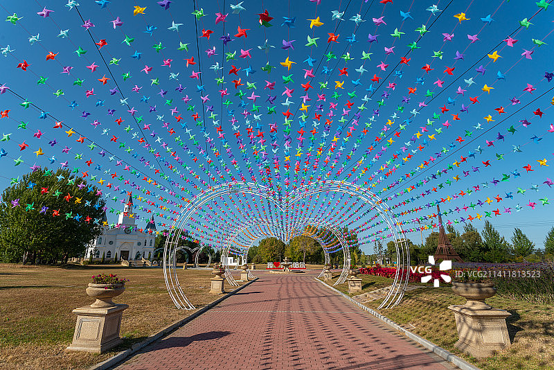 公园里风车装饰的路图片素材