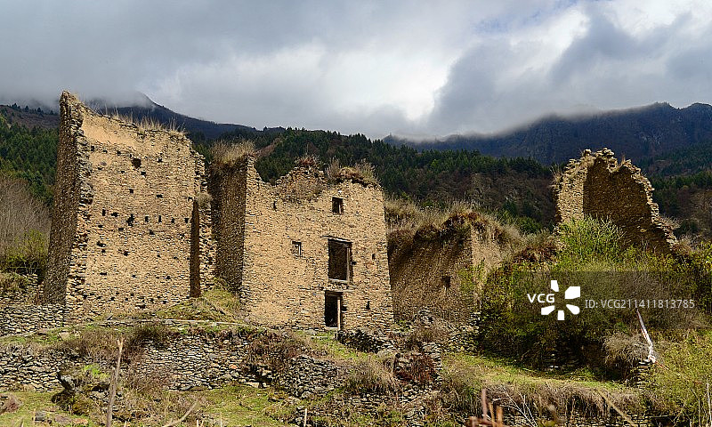 云端的民族，四川汶川增头古羌寨废墟，岩石上的玫瑰及美女特写。图片素材