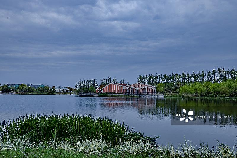 喧闹城市中的静谧之地图片素材