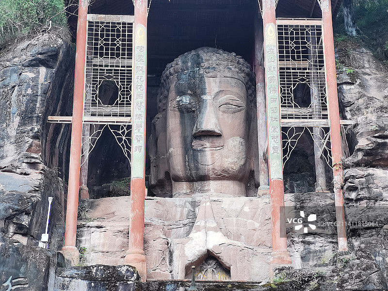 仁寿大佛，位于眉山市仁寿县高家镇，依山而造，大佛为半身坐像，高15.85米，宽11米，全国最大胸佛。图片素材