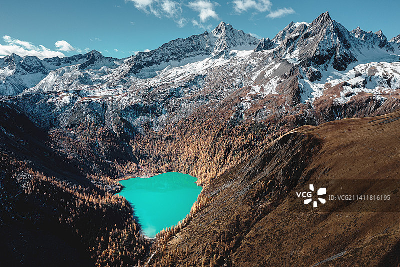 与丹巴党岭湖芦海背靠的甲依拉措，雪山巍峨，湖水清透，植被五彩斑斓图片素材