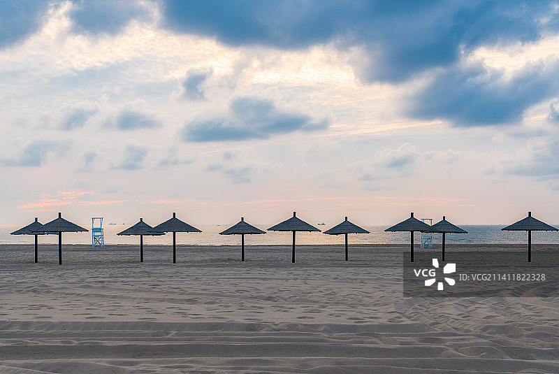 河北省秦皇岛市渤海湾海滩上的遮阳伞夏季户外风光图片素材