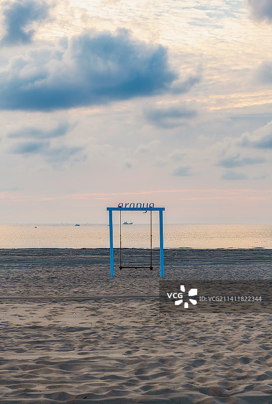 河北省秦皇岛市昌黎县渤海湾海滩上的秋千夏季户外风光图片素材