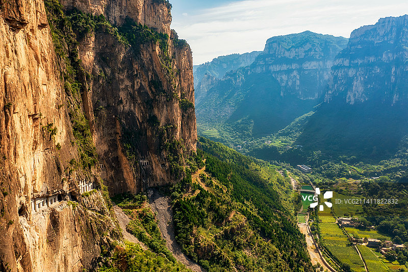 南太行山西省长治市平顺县太行山（井底挂壁公路）神龙湾挂壁公路夏季户外风光航拍视角图片素材