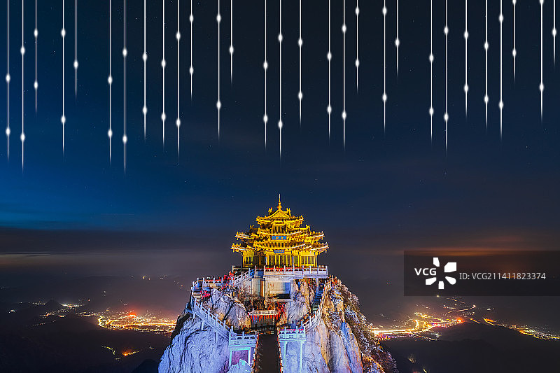 河南洛阳栾川老君山金顶道观群金殿与栾川县城大数据5G概念夜景图图片素材