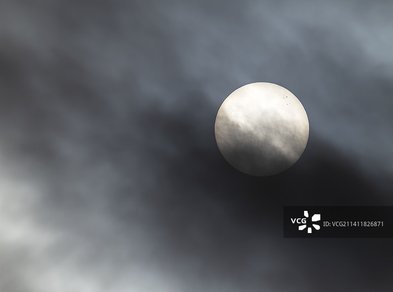 英国湖区安布尔赛德上空的太阳黑子：太阳表面较冷的区域，由强大的磁场导致，阻碍了太阳热量到达表面。图片素材