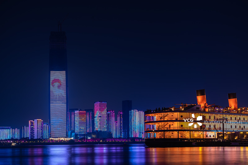 汉口江滩夜景下的知音号和绿地中心图片素材