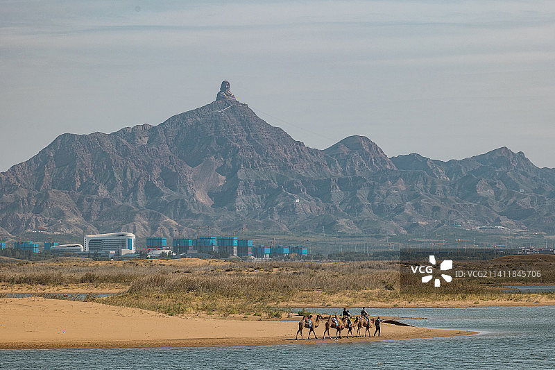 甘德尔山下的沙漠湖泊图片素材