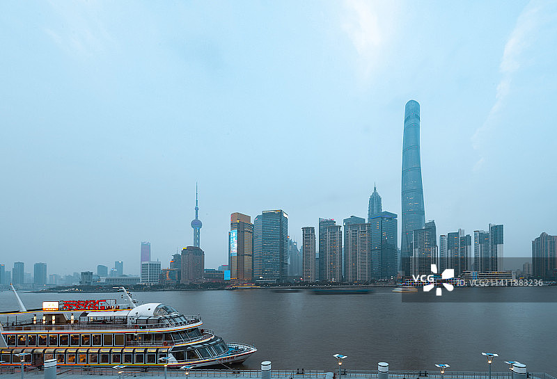 上海黄浦江和浦东新区天际线图片素材