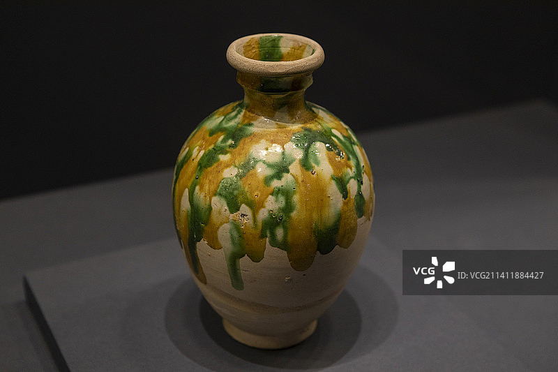 郑州大象陶瓷博物馆馆藏唐三彩盘口瓶图片素材