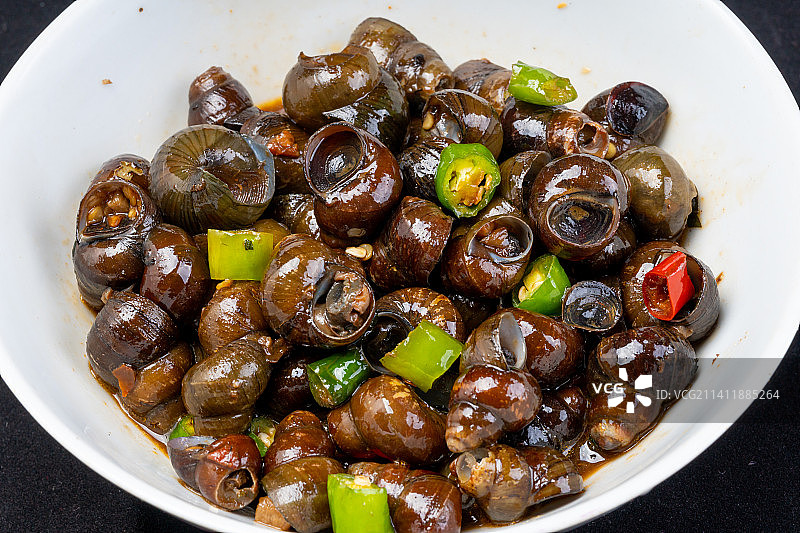 辣椒炒田螺，餐饮小吃嗦螺，青红椒炒螺蛳图片素材