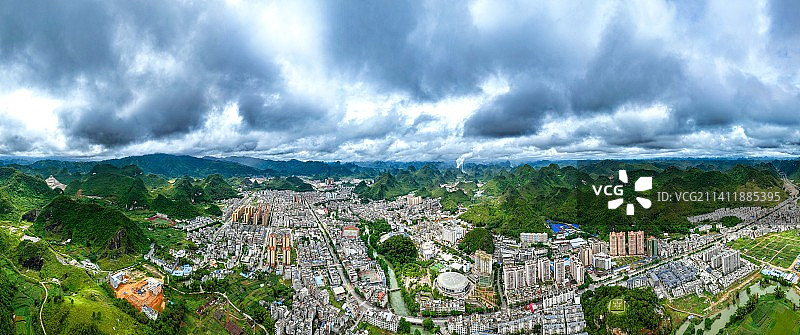 航拍视角下的百色德保城市天际线图片素材