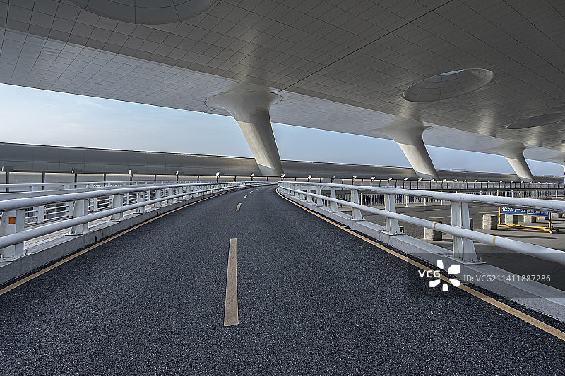 城市框架顶棚建筑与柏油路图片素材