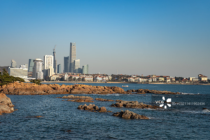 青岛琴屿路的石礁和海岸风景图片素材