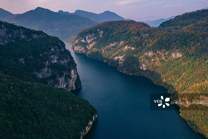 白龙湖秋色 层林尽染 湖光山色为一体图片素材